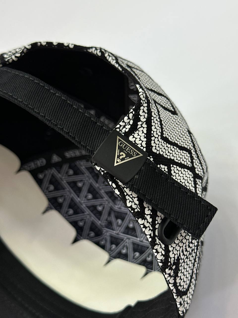 Gorra Guess